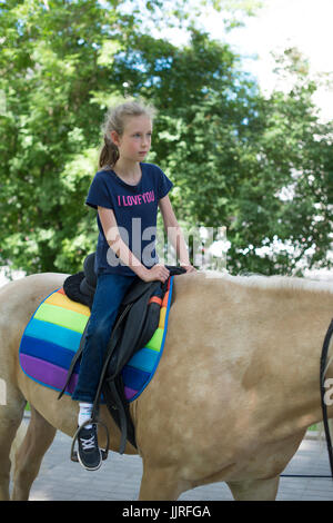 Ritratto di bambina di equitazione. Foto Stock