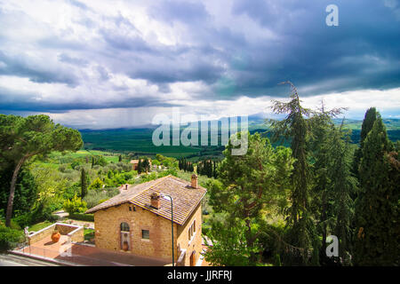 Scene di strada dal bellissimo centro storico di Pienza dove il formaggio pecorino proviene da inTuscany, Italia Foto Stock