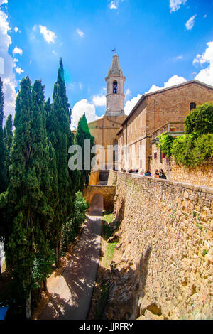 Scene di strada dal bellissimo centro storico di Pienza dove il formaggio pecorino proviene da inTuscany, Italia Foto Stock