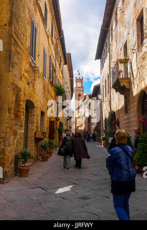 Scene di strada dal bellissimo centro storico di Pienza dove il formaggio pecorino proviene da inTuscany, Italia Foto Stock