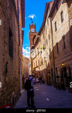 Scene di strada dal bellissimo centro storico di Pienza dove il formaggio pecorino proviene da inTuscany, Italia Foto Stock