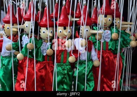 Italiano tradizionale di giocattoli. Pinocchio in legno puppet esposti per la vendita come un souvenir d'Italia, Pisa, Italia, Europa Foto Stock