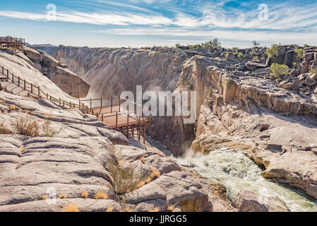 AUGRABIES Falls National Park, Sud Africa - 12 giugno 2017: un punto di vista e boardwalk in cima al Augrabies cascata principale Foto Stock