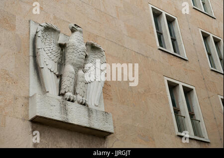 Aquila nazista vicino aeroporto Tempelhof di Berlino, Germania Foto Stock