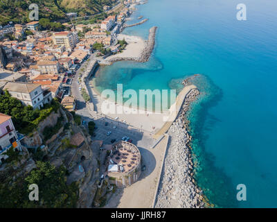 Vista aerea di un molo con pietre e rocce sul mare. Il molo di Pizzo Calabro, vista panoramica dall'alto. Estate Mare e Turismo sulla costa calabrese Foto Stock