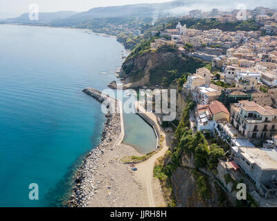 Vista aerea di un molo con pietre e rocce sul mare. Il molo di Pizzo Calabro, vista panoramica dall'alto. Estate Mare e Turismo sulla costa calabrese Foto Stock