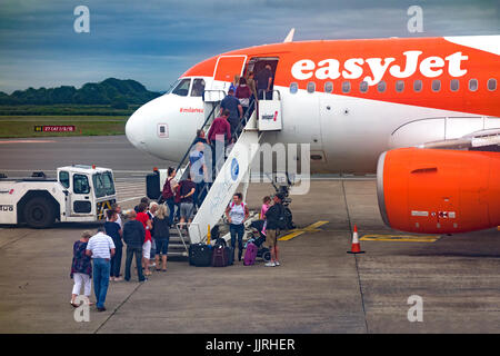 Passeggeri che salgono a bordo di un volo Easyjet per una vacanza volo dall'aeroporto di Bristol, Inghilterra, Regno Unito. Foto Stock