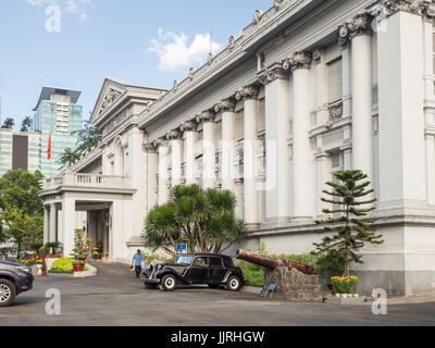 Ho Chi Minh City, a Saigon, Vietnam del Sud: [ Ho Chi Minh City Museum, stile francese, con la vecchia auto e la storica canon ] Foto Stock