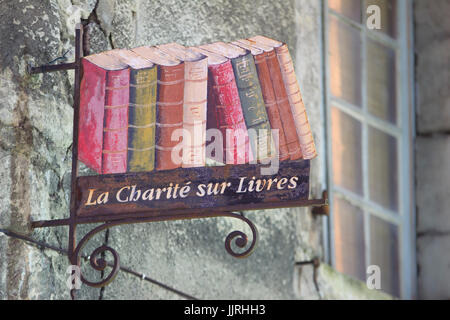 Francia, Nièvre (58), La Chârité-sur-Loire, enseigne de librairie, La Chârité sur livre comune à toute les librairies de la ville // Francia, Nièvre, L Foto Stock