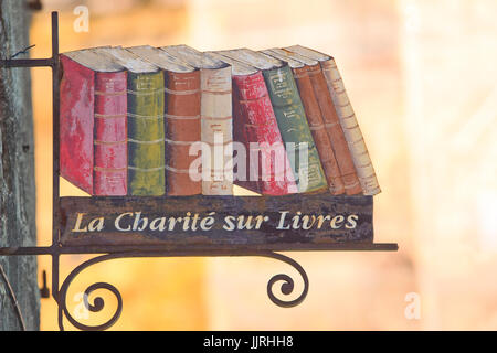 Francia, Nièvre (58), La Chârité-sur-Loire, enseigne de librairie, La Chârité sur livre comune à toute les librairies de la ville // Francia, Nièvre, L Foto Stock