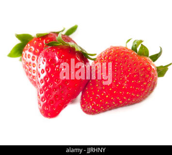 Closep foto di alcune fragole con rosso brillante in uno sfondo bianco Foto Stock