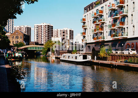 Il Regents Canal vicino al De Beauvior Town, a nord est di Londra REGNO UNITO Foto Stock