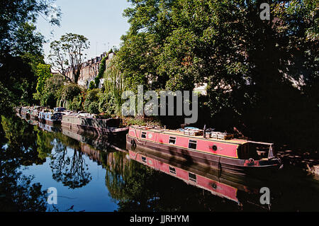 Narrowboats e alberi sul Regents Canal a Islington, a nord di Londra, Gran Bretagna Foto Stock