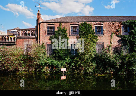 Gli edifici di vecchia costruzione sul Regents Canal vicino a South Hackney, East London REGNO UNITO Foto Stock