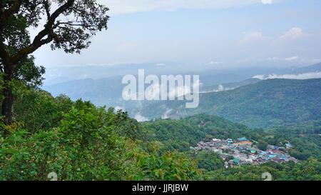 Vista aerea del villaggio hmong da Doi Pui e Doi Suthep National Park, Chiang Mai, Thailandia. Foto Stock