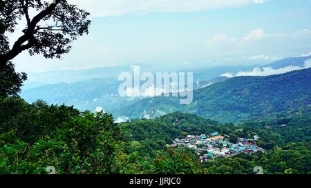 Vista aerea del villaggio hmong da Doi Pui e Doi Suthep National Park, Chiang Mai, Thailandia. Foto Stock