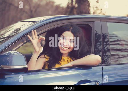 Auto business, la vendita, il consumismo concetto. Donna felice che mostra la nuova chiave auto Foto Stock