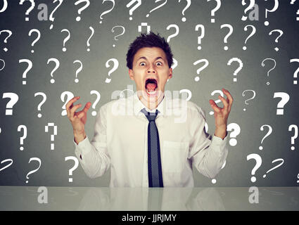 Frustrati angry man ha molte domande Foto Stock