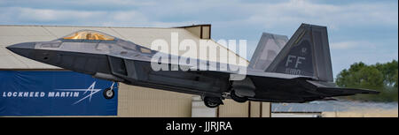 United States Air Force Lockheed Martin F-22 Raptor decollare per display a RIAT 2017, RAF Fairford, nel Regno Unito il 14 luglio 2017. Foto Stock