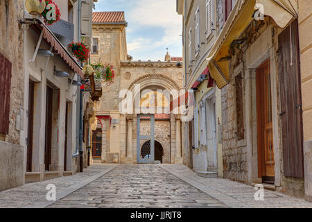 Portale di ingresso della Basilica Eufrasiana di Parenzo in Istria. Croazia Foto Stock