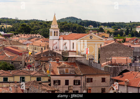 Topview di Parenzo tetti e la chiesa di Nostra Signora degli Angeli Foto Stock