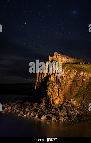 Scozia - circa aprile 2016: Duntulm castello di notte. Il castello sorge in rovine sulla costa nord di Trotternish, sull'Isola di Skye in Scozia, nea Foto Stock