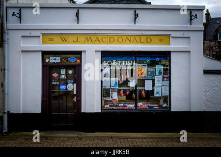 LEWIS E HARRIS, Scozia - circa aprile 2016: storefront tipici a Stornoway una delle principali città delle isole esterne di Lewis e Harris in Scozia Foto Stock