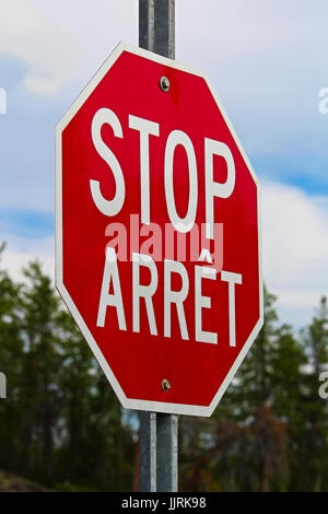 Un segnale di stop scritti in inglese e in francese. Foto Stock
