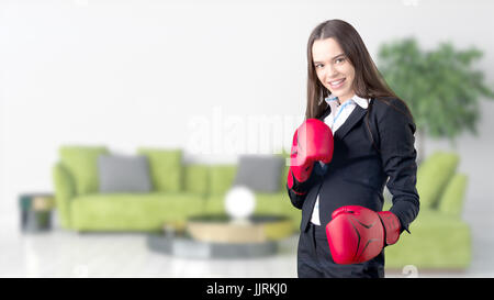 Giovane donna di affari su sfondo interni Foto Stock