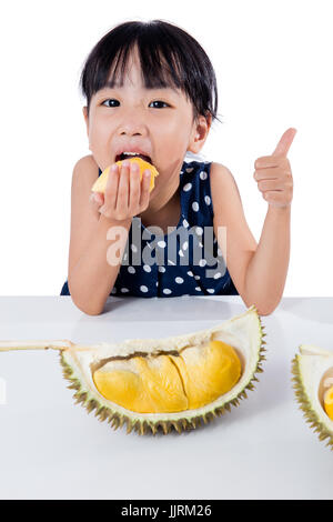 Cinese asiatici bambina mangiare frutta Durian negli isolati di sfondo bianco Foto Stock