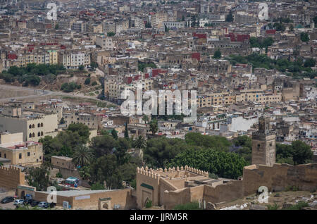 Panorama del FES (fez) medina città vecchia - una delle più antiche città imperiali in Marocco Foto Stock