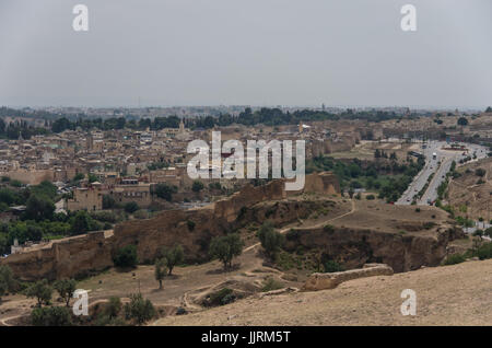 Panorama del FES (fez) medina città vecchia - una delle più antiche città imperiali in Marocco Foto Stock