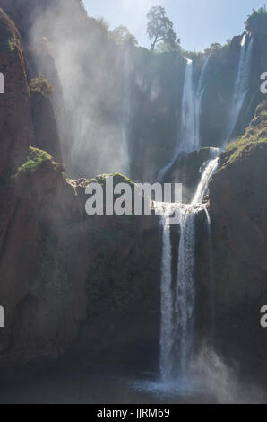 Escursione Cascate Ouzoud si trova nel Grand Atlas villaggio di Tanaghmeilt, nella provincia di Azilal in Marocco, Africa Foto Stock