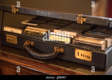 Un caso di nastri a cassetta della musica del calibro di Diana Ross, Elton John e George Michael sul banco da Kensington Palace sala di Diana, principessa di Galles durante un'anteprima per il Royal doni mostra, che è parte della stagione estiva con apertura delle camere di stato a Buckingham Palace di Londra. Foto Stock