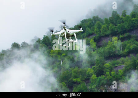 Drone quadcopter Dji Phantom 4 Pro con 4K fotocamera digitale sorvolando il Folgefonna National Park, Norvegia Foto Stock