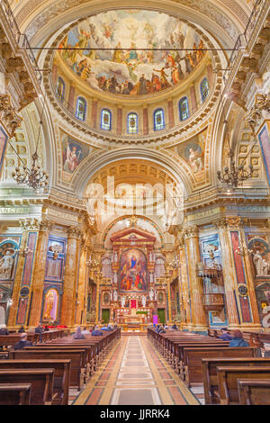 Torino, Italia - 15 Marzo 2017: la navata di neo-chiesa barocca Basilica Maria Ausiliatrice. Foto Stock