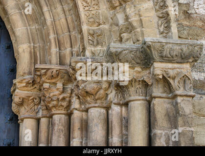 Dettaglio della porta del perdono sulla romanica chiesa di Santiago a Villafranca del Bierzo, Leon, Castiglia-Leon, Spagna Foto Stock