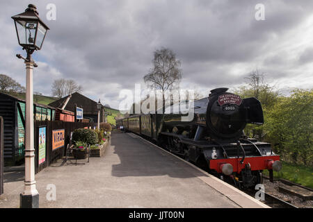 Iconico locomotiva a vapore, LNER Classe A3 60103 Flying Scotsman, sulle vie da piattaforma - Keighley e vale la pena di valle ferroviaria stazione Oakworth, Inghilterra, Regno Unito. Foto Stock