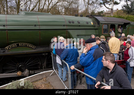 La folla di persone di visualizzare iconico locomotiva a vapore motore, LNER Classe A3 60103 Flying Scotsman - Keighley e Worth Valley Railway Station, Inghilterra, Regno Unito. Foto Stock