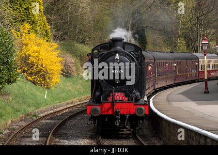 Passeggero locomotiva a vapore, BR (ferrovia Midland) 4f 0-6-0 43924, tira in stazione, sbuffando fumo - Keighley e Worth Valley Railway, Inghilterra, Regno Unito. Foto Stock