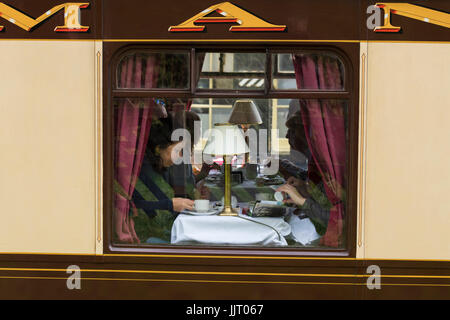 Le persone che si godono il tè pomeridiano a bordo iconico locomotiva a vapore, LNER Classe A3 60103 Flying Scotsman - Keighley e Worth Valley Railway, Inghilterra, Regno Unito. Foto Stock