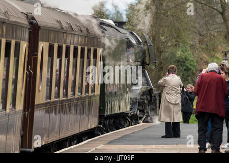 Vista persone iconico locomotiva a vapore motore, LNER Classe A3 60103 Flying Scotsman sbuffando fumo - stazione, Keighley & Worth Valley Railway, Inghilterra, Regno Unito. Foto Stock