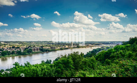 Il Kentucky e il fiume Ohio con cielo blu e nuvole Foto Stock