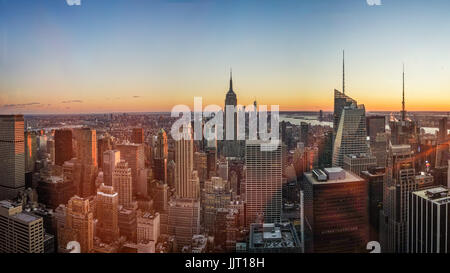 Skyline di New York con Empire State Building durante il tramonto Foto Stock