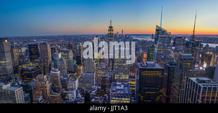 Skyline di New York con Empire State Building durante il tramonto Foto Stock