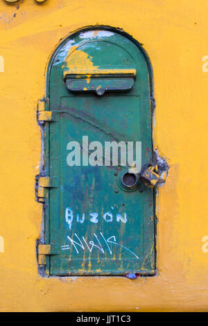 Vista anteriore vicino la foto del classico ferro ornati letterbox in Antigua Guatemala Foto Stock