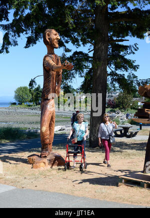 Le persone che cercano di sculture in legno in Campbell River, British Columbia,l'isola di Vancouver, Canada. Foto Stock