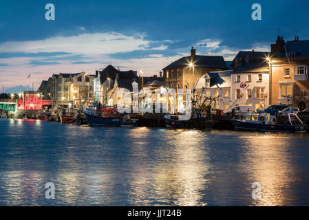 Weymouth vecchio porto al tramonto nella notte sul fiume Wey barche e sul lato del porto case colorate e pub, Weymouth Dorset,,l'Inghilterra,uk,GB Foto Stock