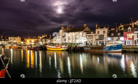 Weymouth vecchio porto al tramonto nella notte sul fiume Wey barche e sul lato del porto case colorate e pub, Weymouth Dorset,,l'Inghilterra,uk,GB Foto Stock