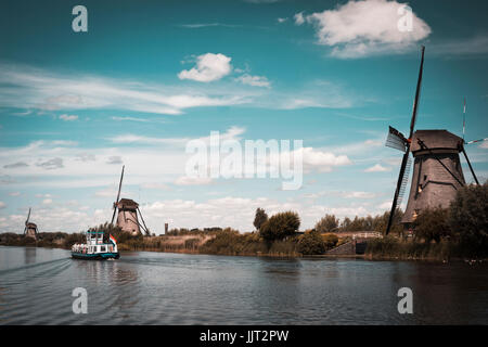 Kinderdijk paesaggio con la tipica 19 mulini a vento Foto Stock